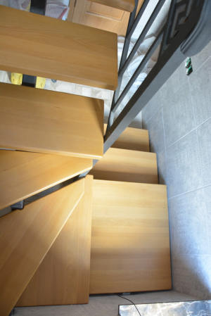 Обшитая лестница на одном косоуре.