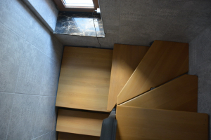 Обшитая лестница на одном косоуре.