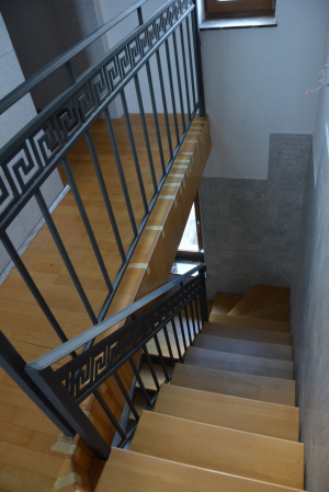 Обшитая лестница на одном косоуре.