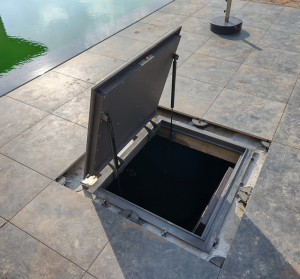 Люк на бассейн.