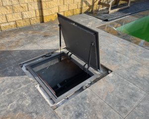 Люк на бассейн.