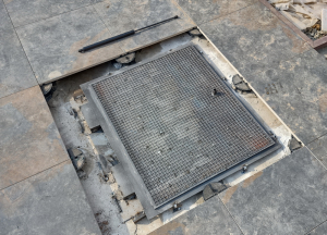 Люк на бассейн под керамогранит.