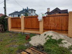 Забор обшитый деревом