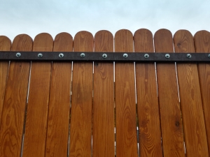 Забор обшитый деревом