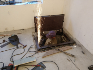 Люк с обрешеткой вокруг проема