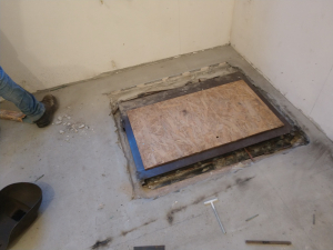 Люк с обрешеткой вокруг проема