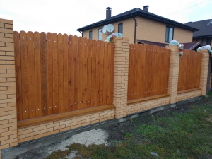 Забор обшитый деревом