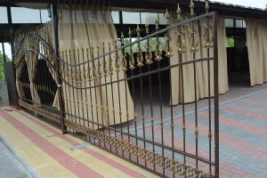 Забор с полимерной ковкой