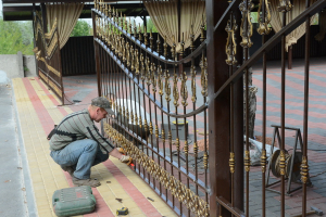 Забор с полимерной ковкой