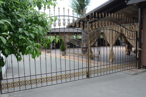 Забор с полимерной ковкой