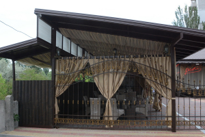 Забор с полимерной ковкой