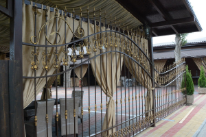 Забор с полимерной ковкой