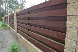 Забор обшитый деревом