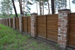 Забор обшитый деревом