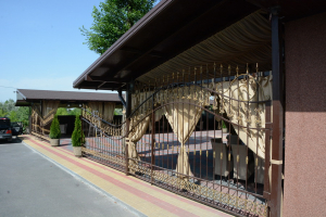 Забор с полимерной ковкой