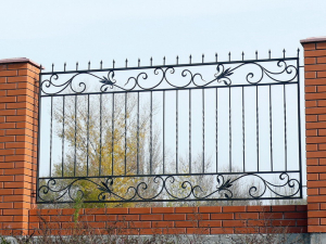 Забор с коваными элементами
