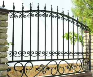 Забор с коваными элементами