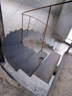 Лестница радиусная на одном косоуре