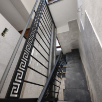 Обшитая лестница на одном косоуре.