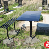 Стол большой на одной ножке