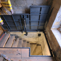 Автоматический между этажей.