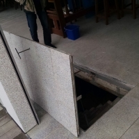 Люк под гранит