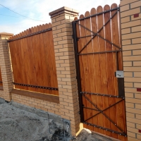 Забор обшитый деревом