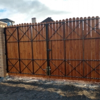 Забор обшитый деревом