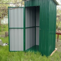 Туалет обшитый проф. настилом.