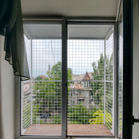 Вольер для кота на большое окно