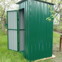 Туалет обшитый проф. настилом.