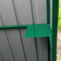 Туалет обшитый проф. настилом.