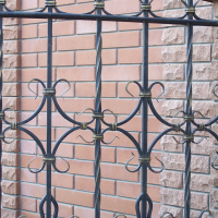 Забор с коваными элементами