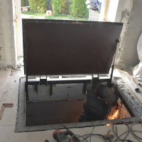 Люк возле входа в дом