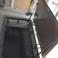 Люк возле входа в дом