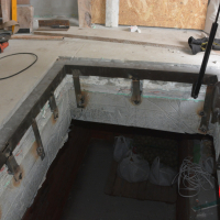 Люк возле входа в дом