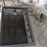 Люк возле входа в дом