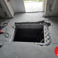 Люк возле входа в дом