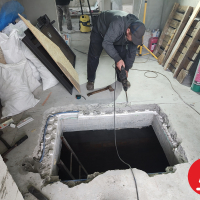 Люк возле входа в дом