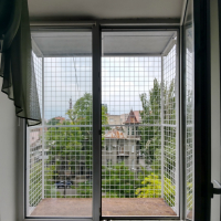 Вольер для кота на большое окно
