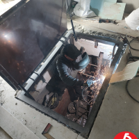 Люк возле входа в дом