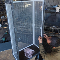 Вольер со съемными противомоскитными сетками.