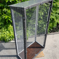 Вольер со съемными противомоскитными сетками.