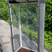 Вольер со съемными противомоскитными сетками.