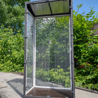 Вольер со съемными противомоскитными сетками.