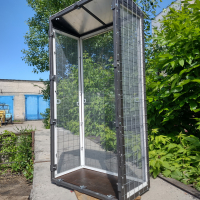 Вольер со съемными противомоскитными сетками.