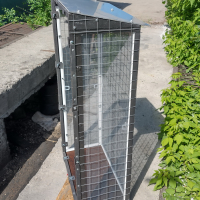 Вольер со съемными противомоскитными сетками.