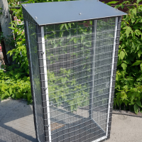 Вольер со съемными противомоскитными сетками.