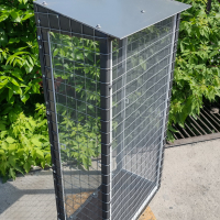 Вольер со съемными противомоскитными сетками.