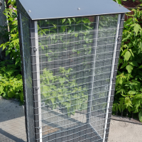 Вольер со съемными противомоскитными сетками.